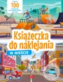 W mieście. Książeczka do naklejania - tantis.pl