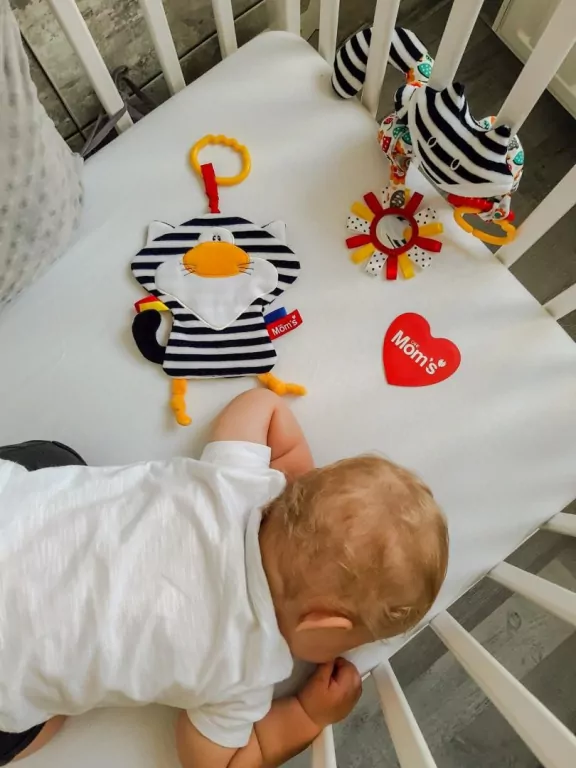 Przytulanka sensoryczna. Kot szeleścik biało czarny - tantis.pl