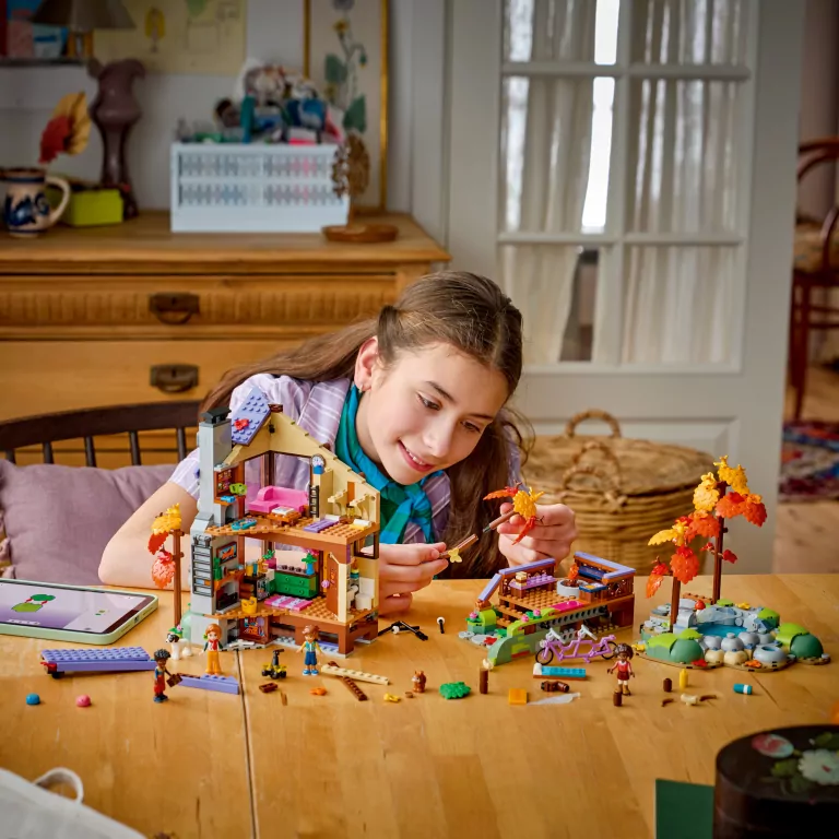 LEGO® Jesienna leśna chatka 42705 - tantis.pl