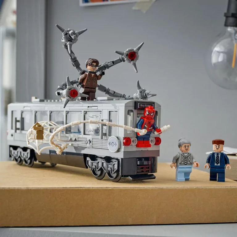 LEGO® Spider-Man kontra Doc Ock — scena w metrze 76321 - tantis.pl