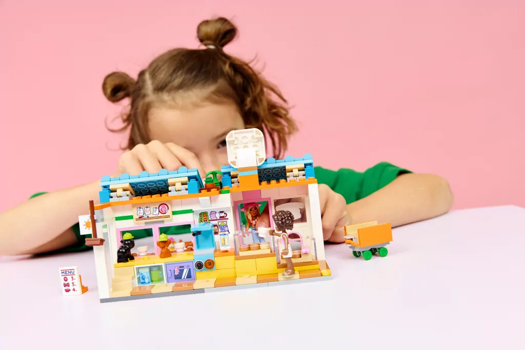 LEGO® Friends.  Piekarnia z psimi przysmakami 42677 - tantis.pl