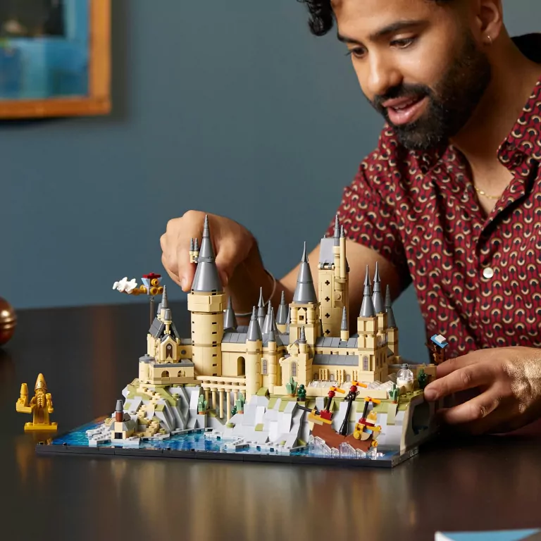LEGO® Harry Potter. Zamek Hogwart i błonia. 76419 - tantis.pl
