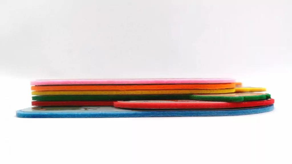 W lesie. Akademia Mądrego Dziecka. Poznaję dotykiem. Zabawa w szukaj i znajdź - tantis.pl