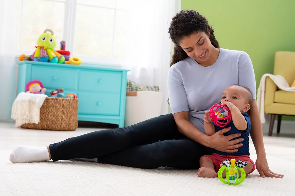 Grzechotka, gryzak dla dzieci jabłuszko. Lamaze - tantis.pl