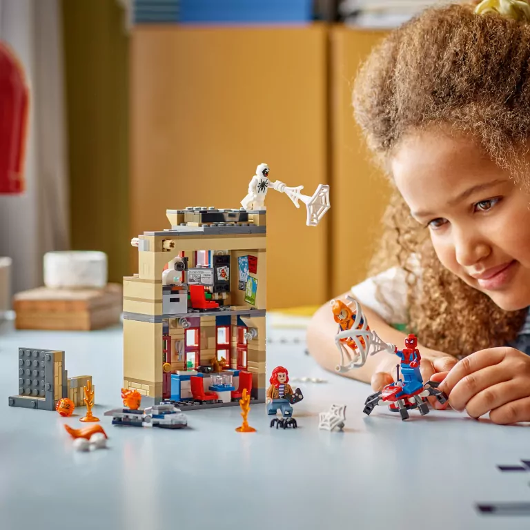 LEGO® Super Mario.  Mario Kart™ — Interaktywna figurka LEGO® Mario™ i Standard Kart 72043 - tantis.pl