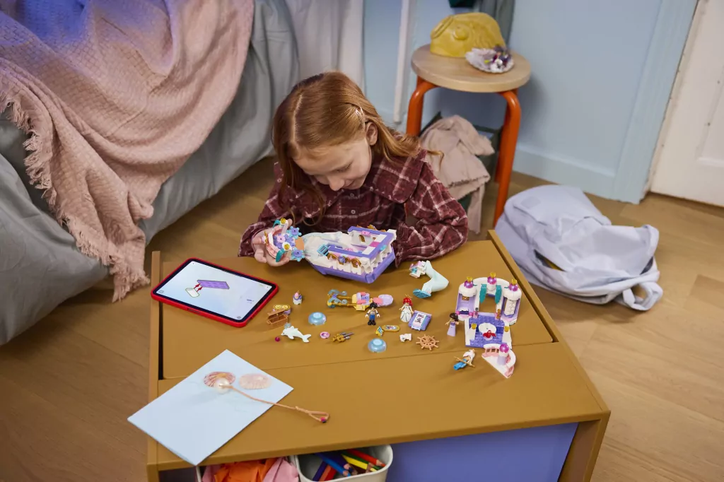LEGO® Królewska łódź weselna Arielki 43299 - tantis.pl