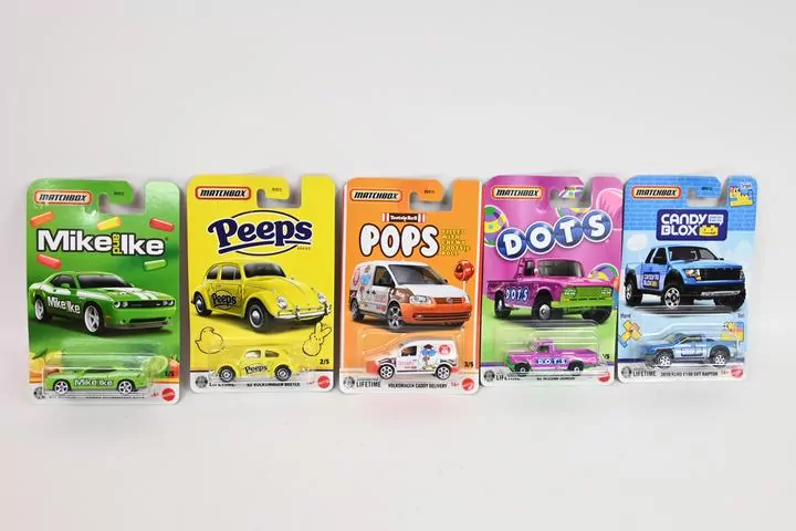 MB SAMOCHOCHODZIK CANDY LICENCJA MIX HVV75 WB10 - tantis.pl