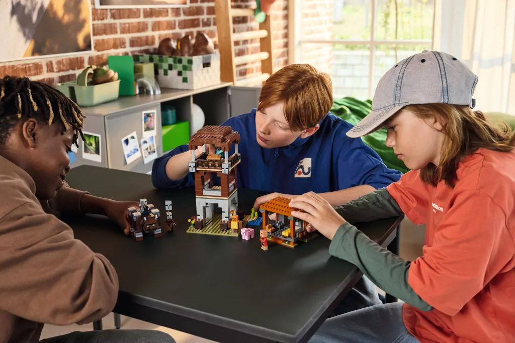 LEGO® Minecraft. Kryjówka rozbójników i dewastatorów 21278 - tantis.pl