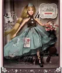 Lalka z koroną na głowie blond włosy