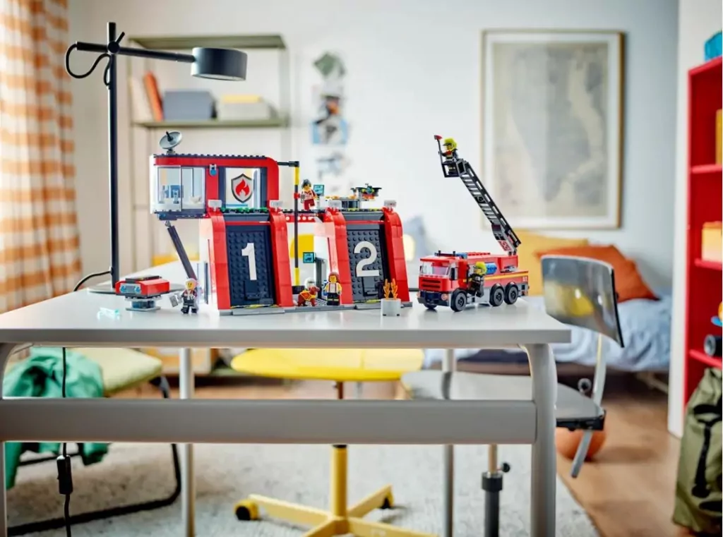 LEGO® City. Remiza strażacka z wozem 60414 - tantis.pl