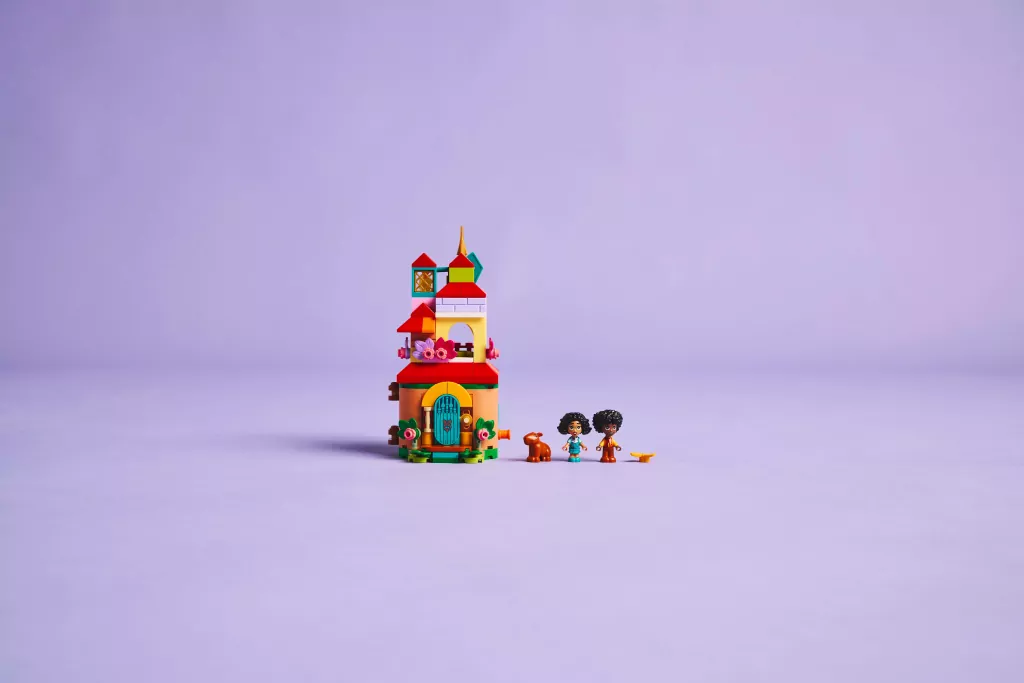 LEGO® Nasze magiczne Encanto — Minidom 43261 - tantis.pl