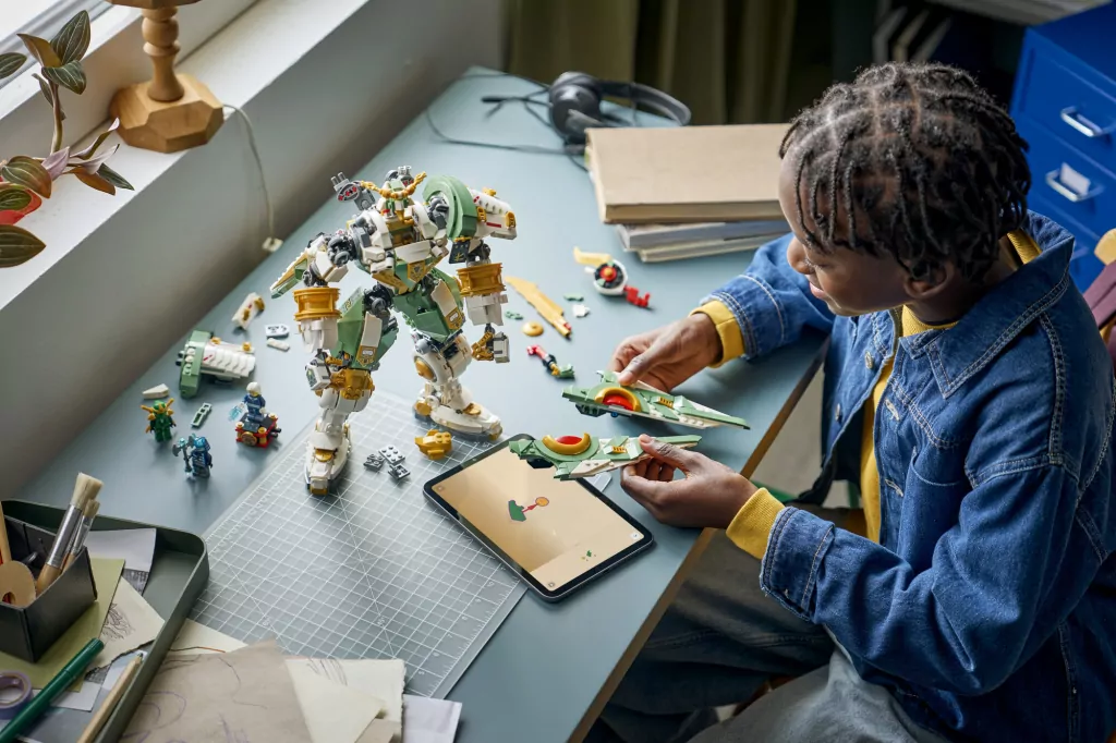 LEGO® Tytanowy mech Lloyda — 15. rocznica 71860 - tantis.pl