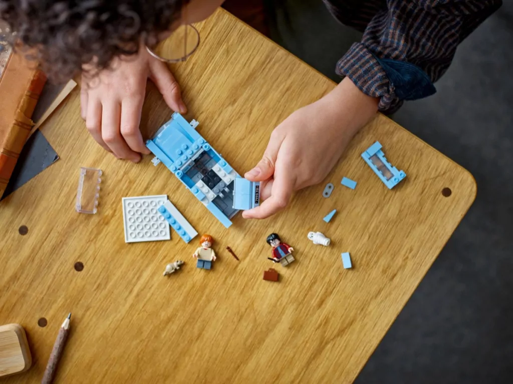 LEGO® Harry Potter. Podróż Harry'ego i Rona w Latającym Fordzie Anglia 76424 - tantis.pl