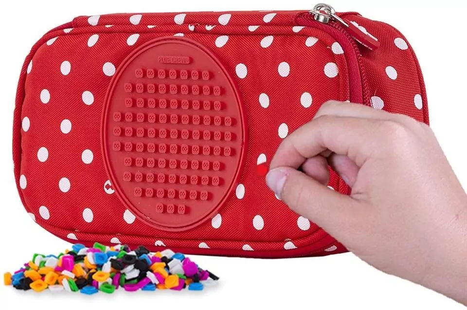 Piórnik szkolny na suwak. Kropki z czarnym panelem - tantis.pl