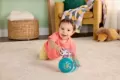 Fisher-Price Fioletowa Małpka Piłeczka - tantis.pl