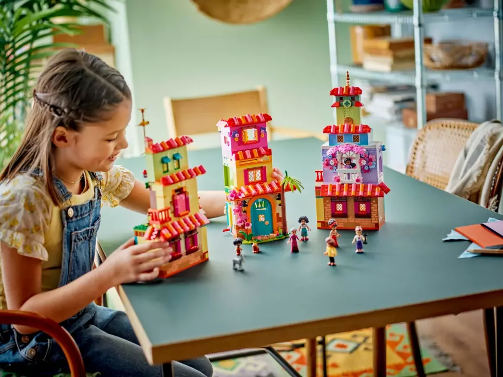 LEGO® Disney. Magiczny dom Madrigalów. 43245 - tantis.pl