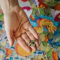 Puzzle 1000. Eye-Spy Sneaky Peekers Amsterdam TREFL - tantis.pl