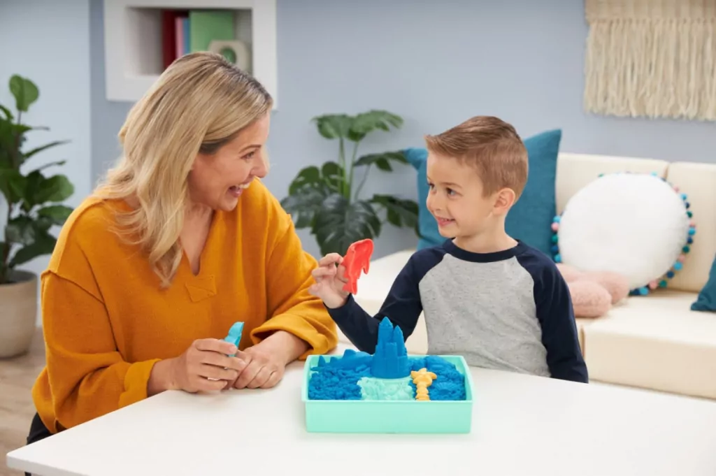 Piasek kinetyczny Kinetic Sand. Piaskownica - tantis.pl