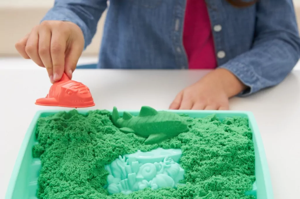 Kinetic Sand. Piasek z foremkami zielony - tantis.pl