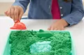 Kinetic Sand. Piasek z foremkami zielony - tantis.pl