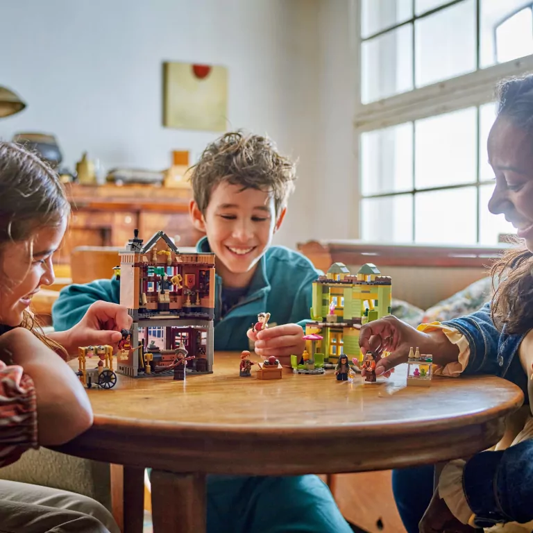 LEGO® Harry Potter. Markowy sprzęt do quidditcha™ i lodziarnia 76452 - tantis.pl