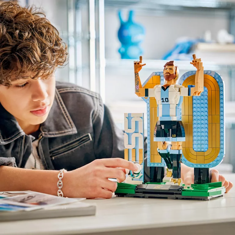 LEGO® Lionel Messi — piłkarska legenda 43015 - tantis.pl