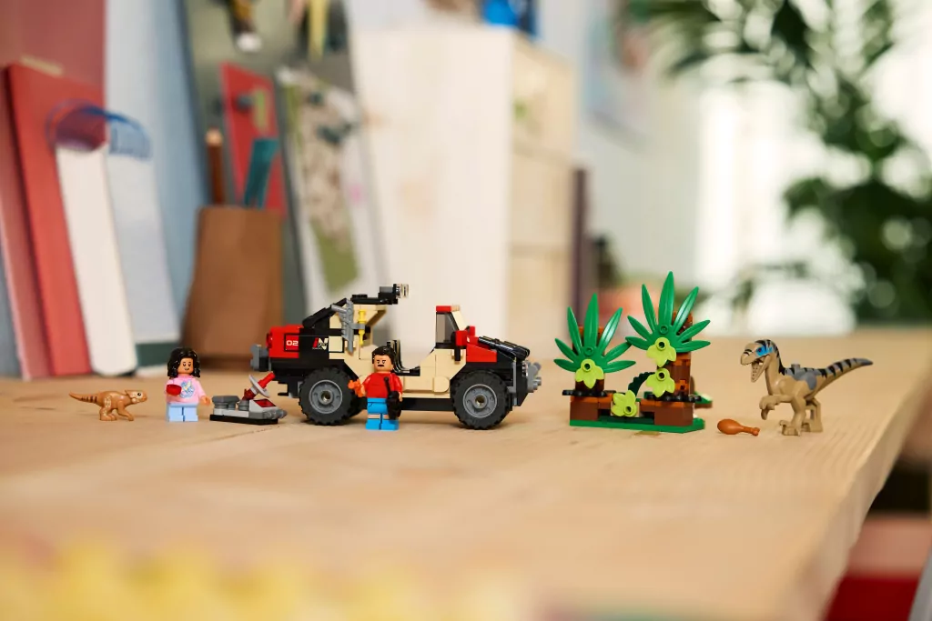 LEGO® Jurassic World. Ucieczka terenówką przed raptorem 76972 - tantis.pl