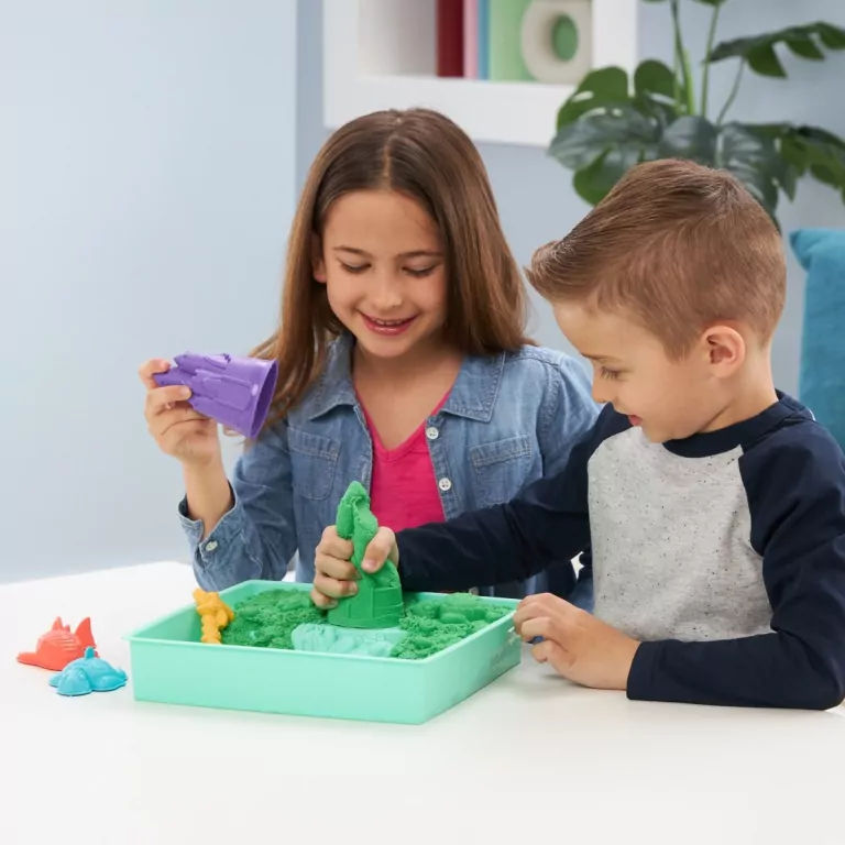 Kinetic Sand. Piasek z foremkami zielony - tantis.pl
