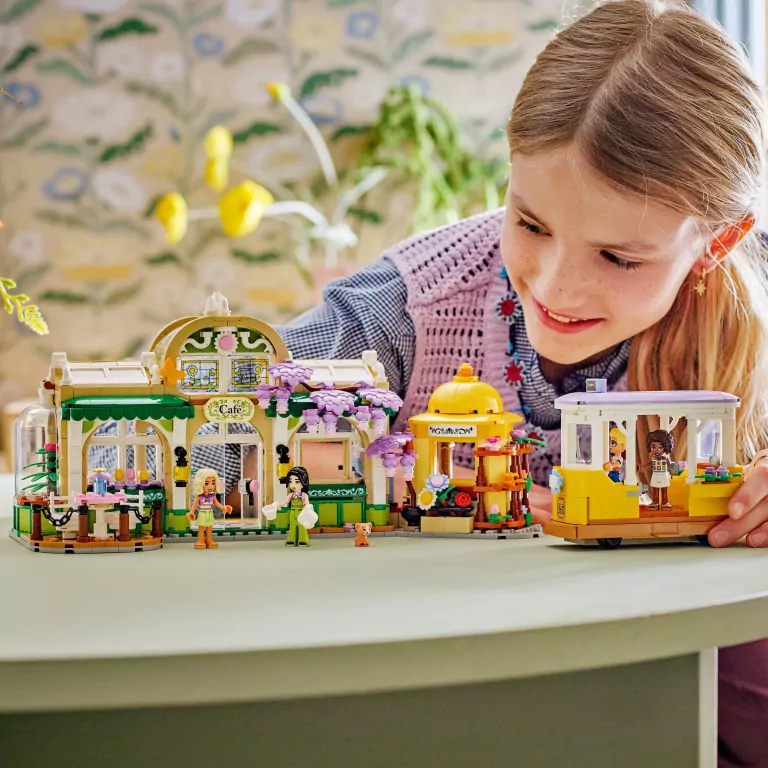 LEGO® Friends. Zielona kawiarnia i kwiaciarnia 42671 - tantis.pl