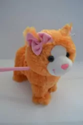 Kot pluszowy na smyczy