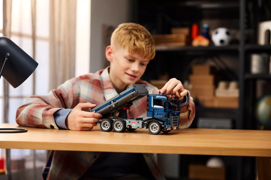 LEGO® Wywrotka z przechylaną skrzynią 42203 - tantis.pl