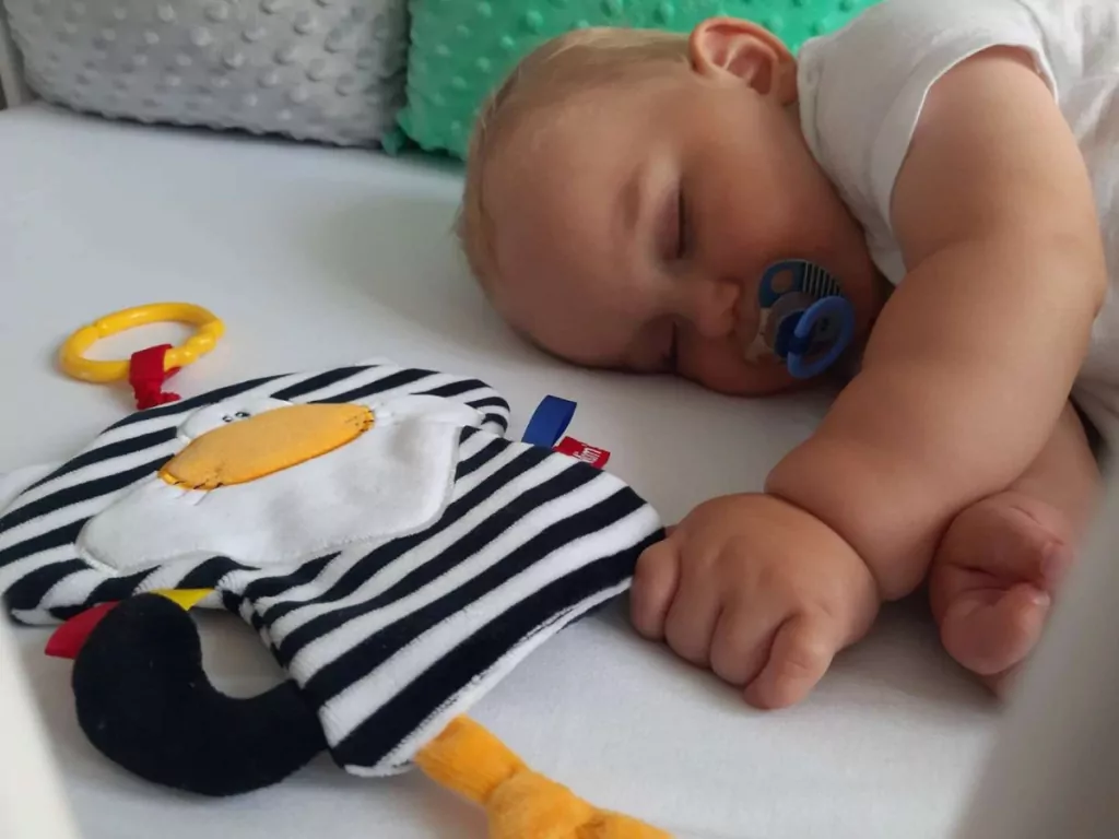 Przytulanka sensoryczna. Kot szeleścik biało czarny - tantis.pl