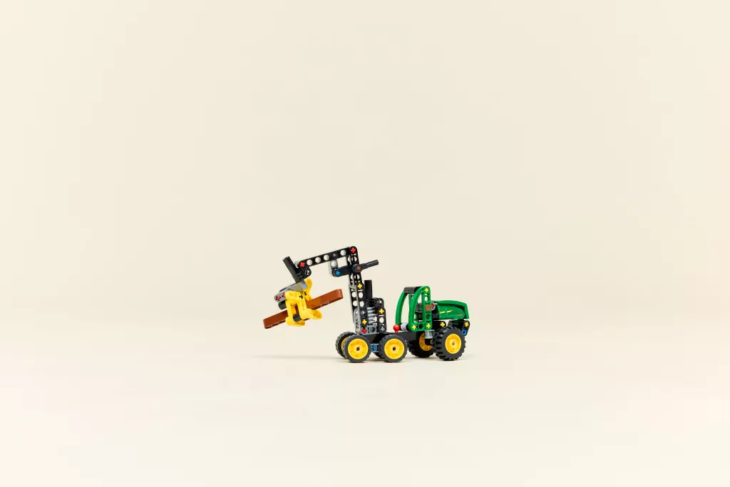 LEGO® Technic. Harwester kołowy John Deere 42218 - tantis.pl