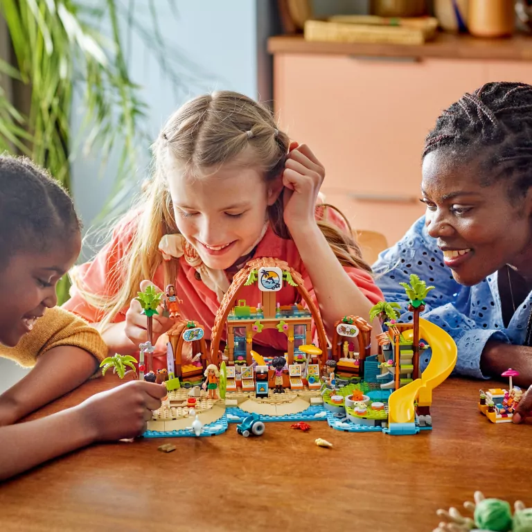 LEGO® Friends. Rodzinne wakacje na plaży 42673 - tantis.pl