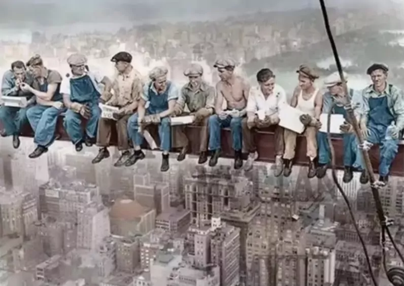 Diamentowa Mozaika Mężczyźni na belce nad miastem NO-2003122 - tantis.pl