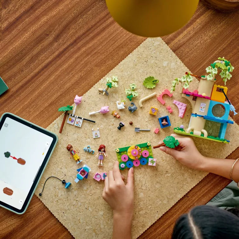 LEGO® Friends. Kocie przyjęcie urodzinowe i domek na drzewie 42666 - tantis.pl