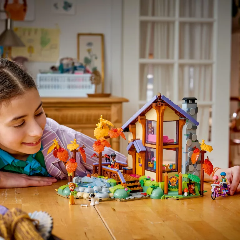 LEGO® Jesienna leśna chatka 42705 - tantis.pl