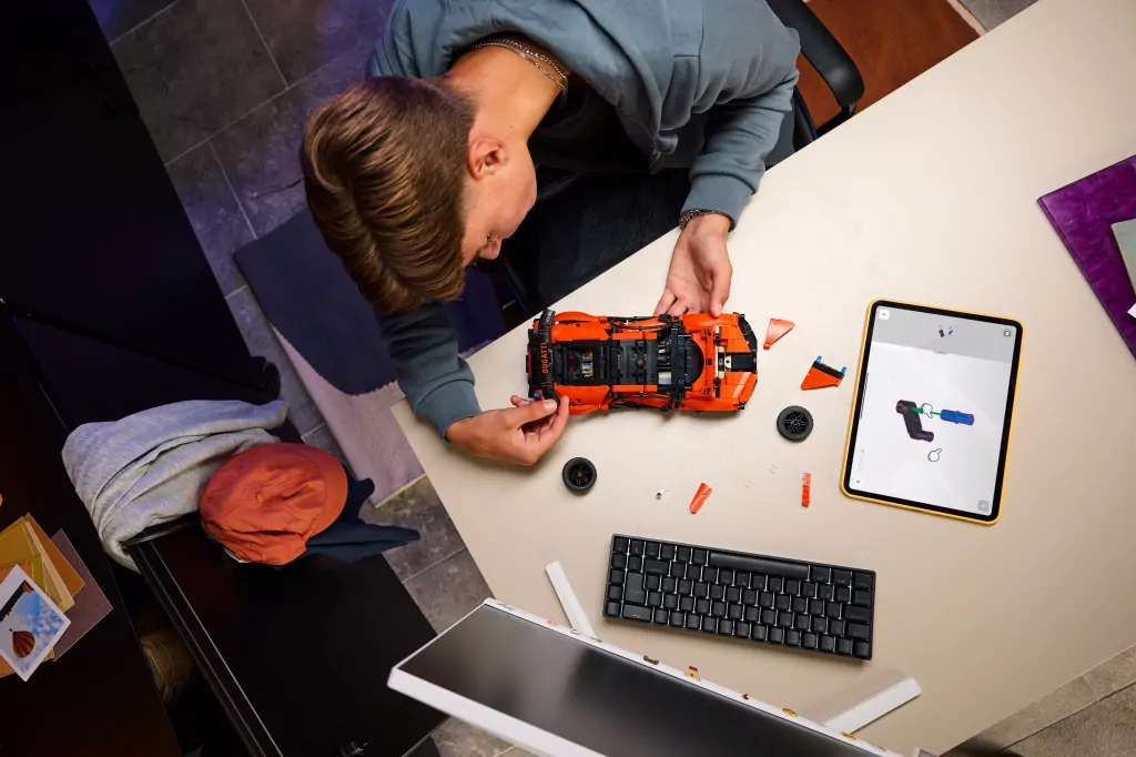 LEGO® Technic. Hipersamochód Bugatti Chiron 42222 - tantis.pl