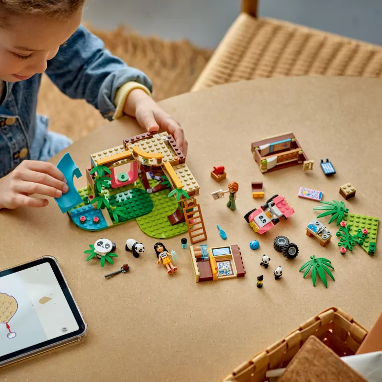 LEGO® Friends. Opieka nad pandami w rezerwacie 42648 - tantis.pl