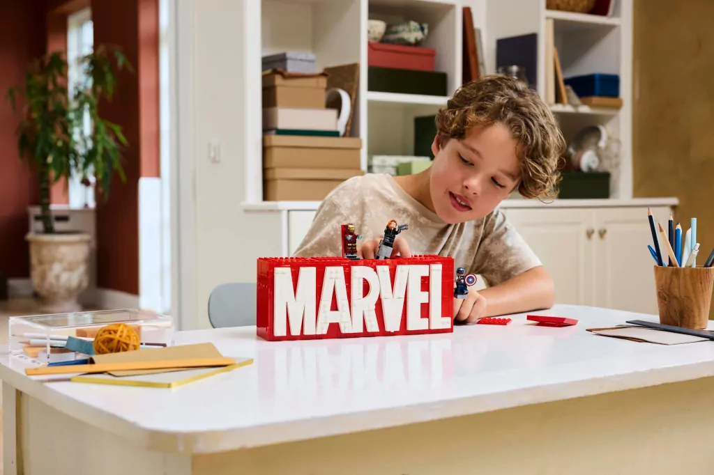 LEGO® SUPER HEROES 76313 Logo MARVEL z minifigurkami - tantis.pl