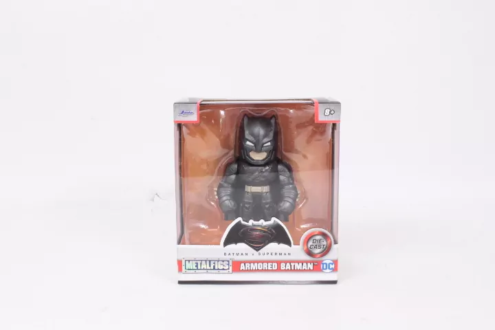 Batman. Metalowa figurka 10 cm - tantis.pl