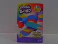 Kinetic Sand. Piasek kinetyczny. Zestaw tęczowych narzędzi - tantis.pl