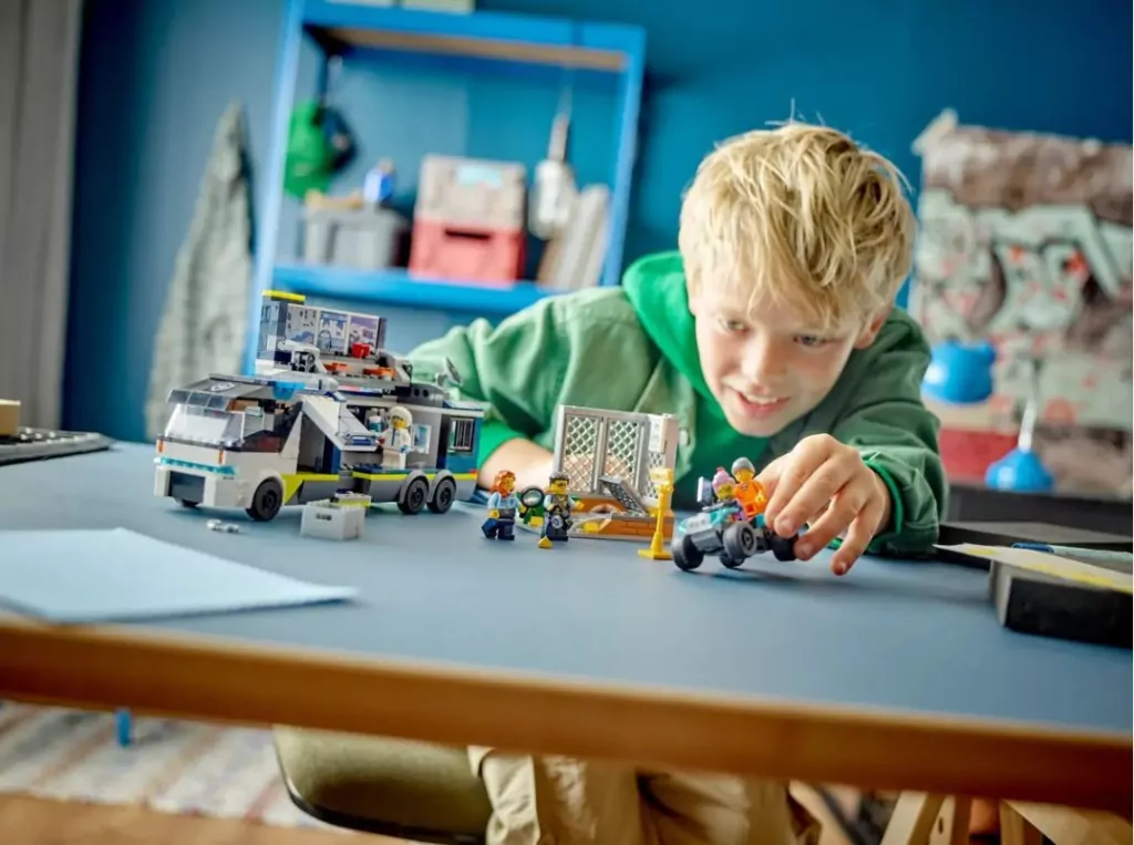 LEGO® CITY. Policyjna ciężarówka z laboratorium kryminalnym 60418 - tantis.pl