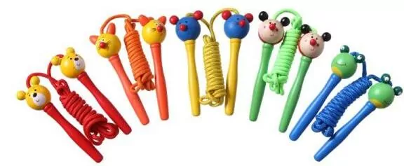 Skakanka z drewnianym uchwytem. Zwierzątko MIX - tantis.pl