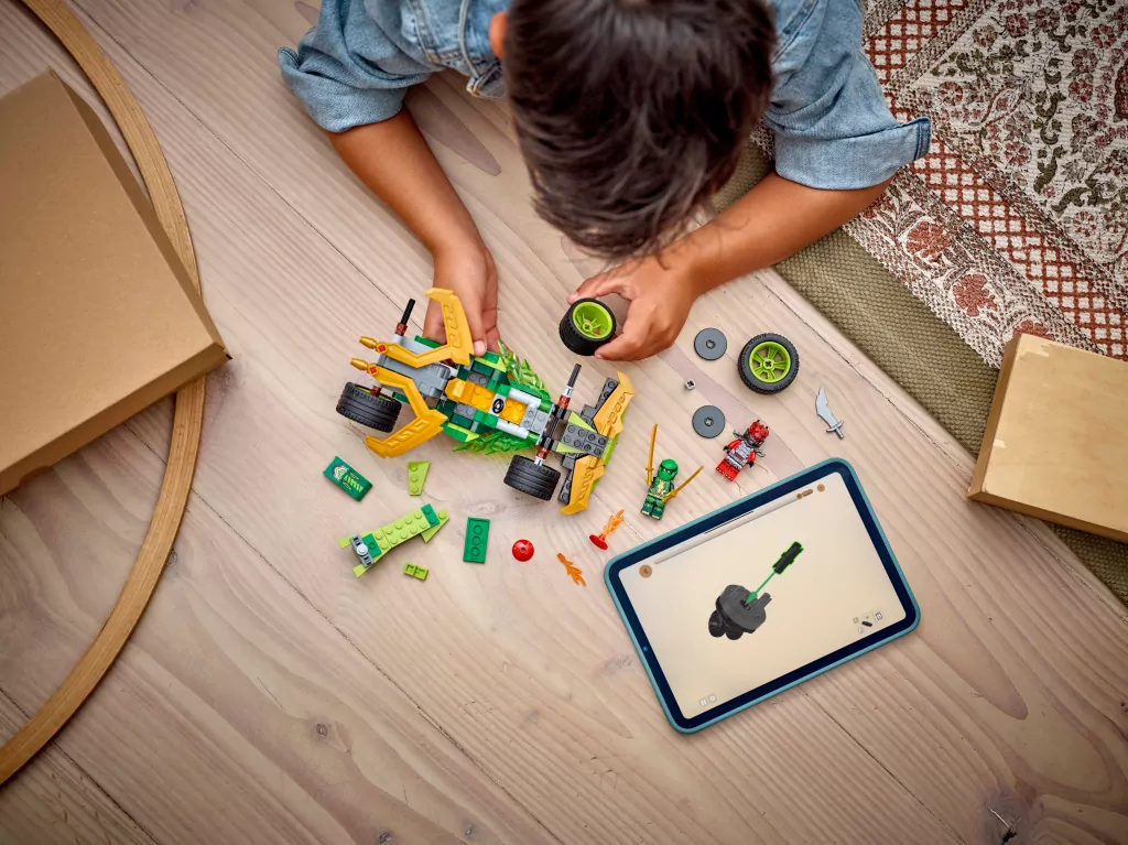 LEGO® Samochód wyścigowy Lloyda z napędem typu pull-back 71828 - tantis.pl