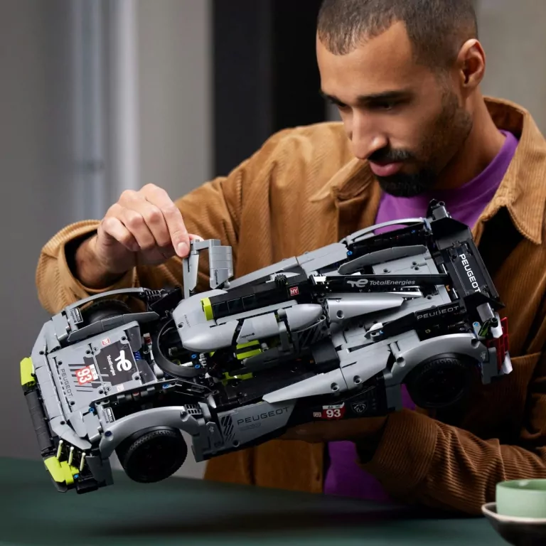 LEGO® Technic. PEUGEOT 9X8 24H Le Mans Hybrid Hypercar. 42156 - tantis.pl