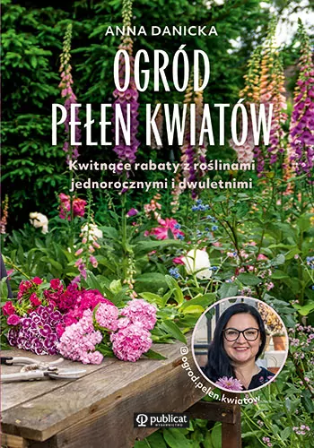 Ogród pełen kwiatów. Kwitnące rabaty z roślinami.. - tantis.pl