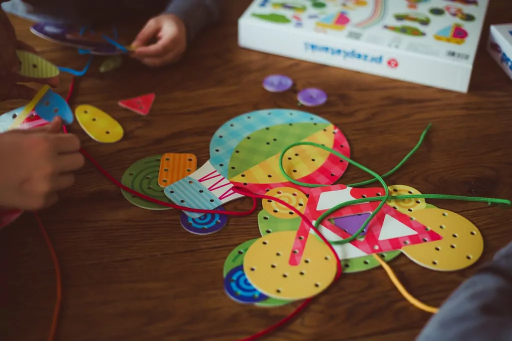 Przeplatanki. Zestaw do kreatywnej zabawy. Pojazdy - tantis.pl