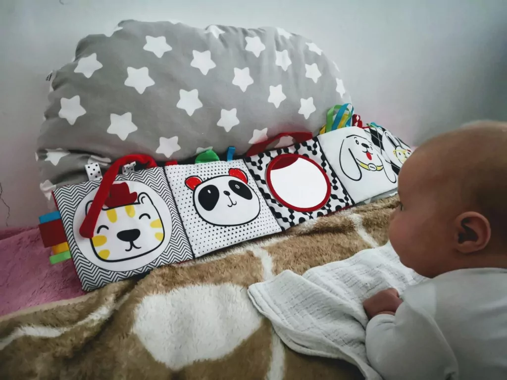 Książeczka sensoryczna z lusterkiem - tantis.pl