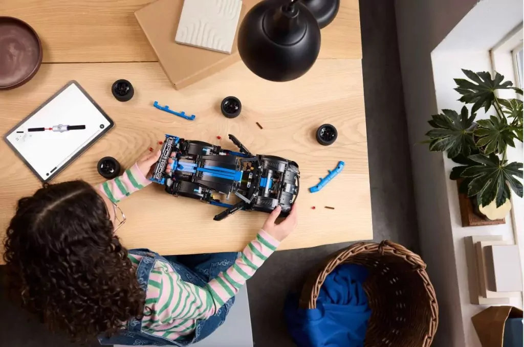 LEGO® Technic. Samochód wyścigowy Porsche GT4 e-Performance 42176 - tantis.pl